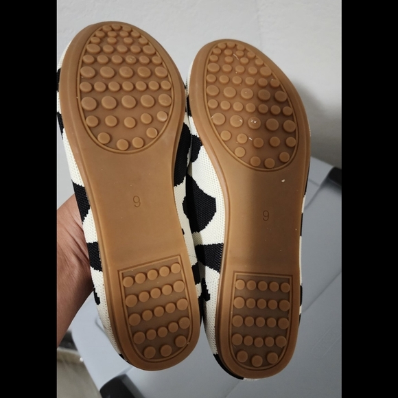 Womens size 9 cow print flats flexible stretch shoes black and white - Picture 4 of 5